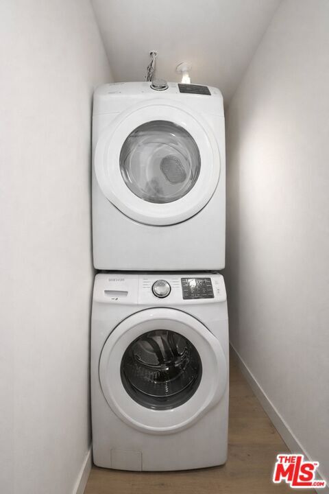 Building Photo - 2147 Beachwood Dr