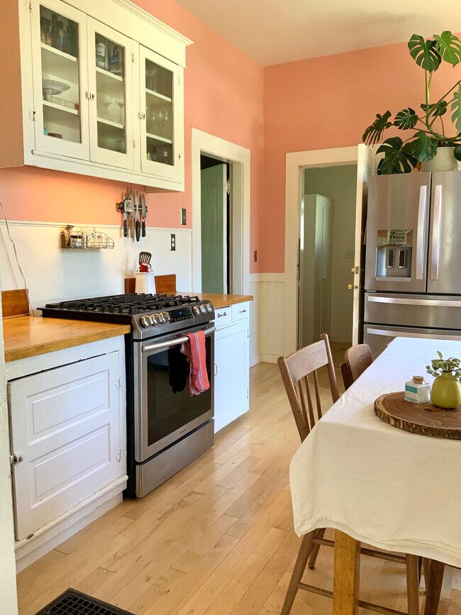 kitchen - 4214 N Albina Ave