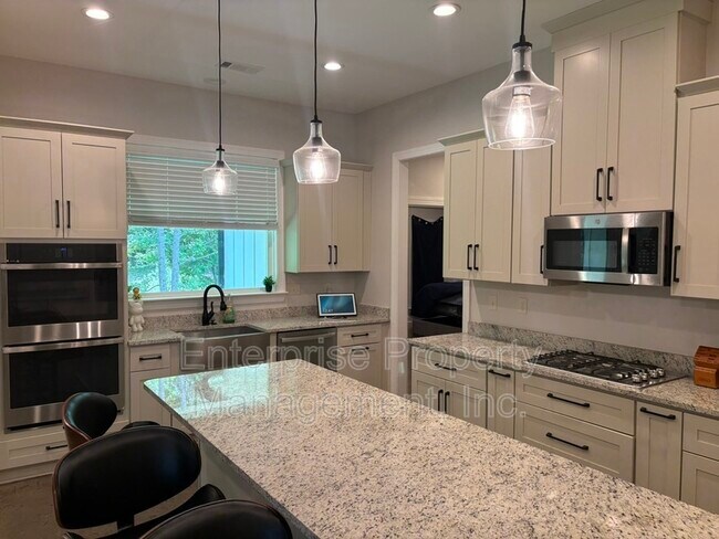 Building Photo - 239 McLaughlin Dr