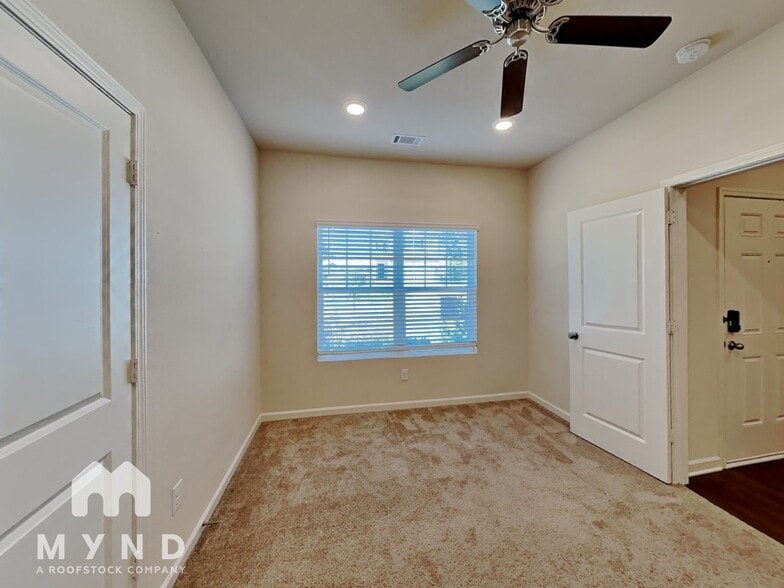 Building Photo - 803 Golden Bell Wy