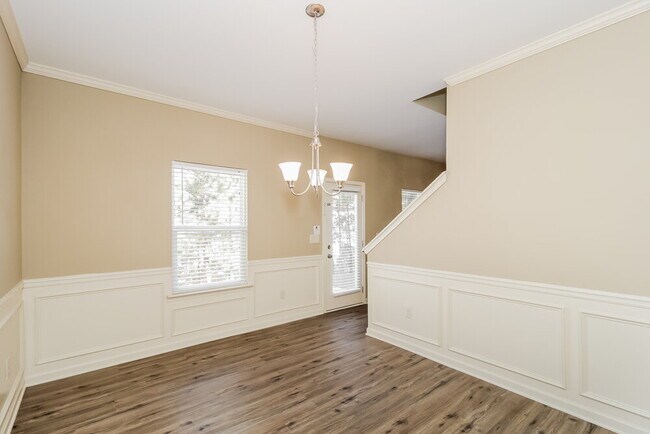 Building Photo - 141 Crescent Woode Way