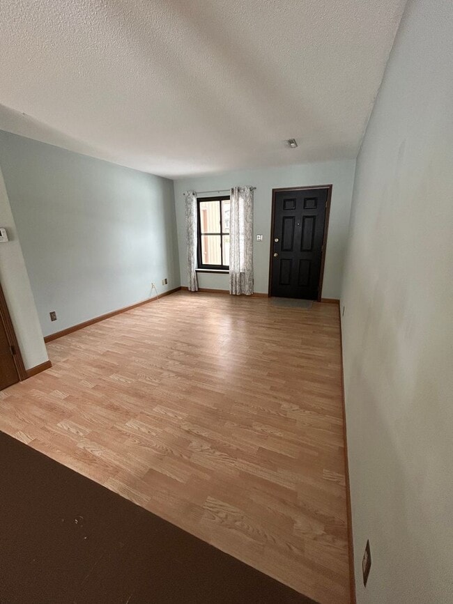 Building Photo - 2 bed/ 2 bath Condominium