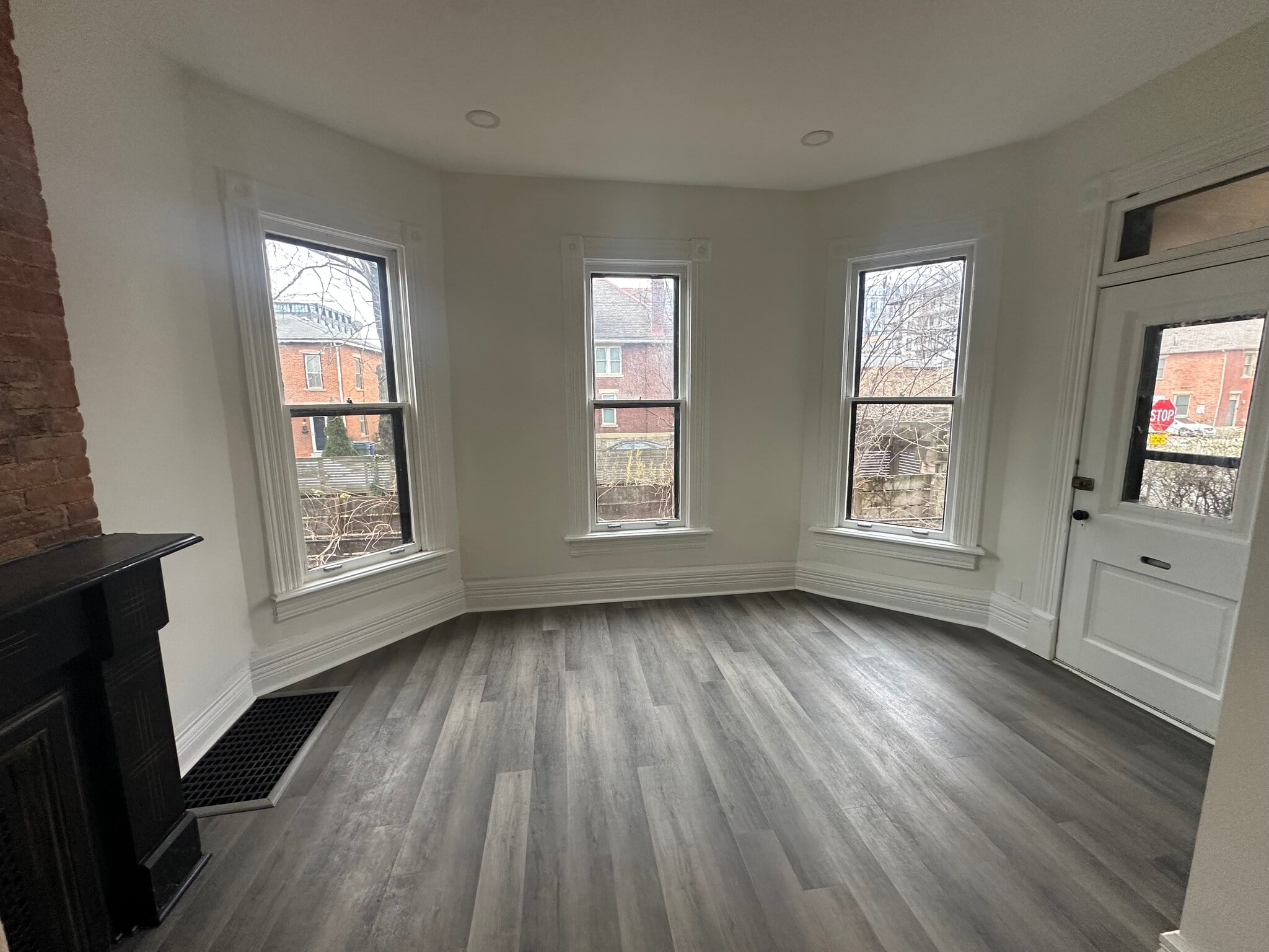 Building Photo - 81 Warren St