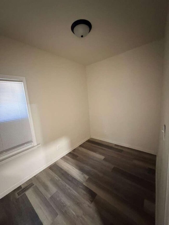 Building Photo - 653 W Bruce St