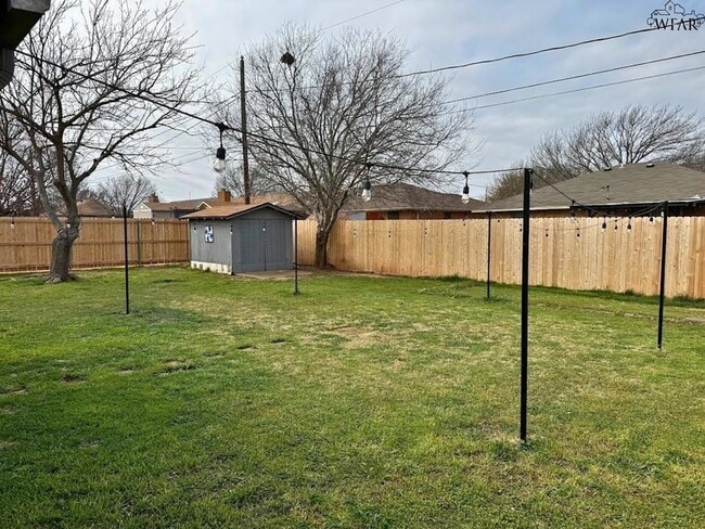 Building Photo - 2119 Selma Dr