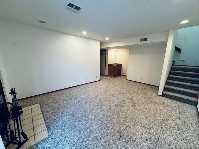 Building Photo - Foothills Hideaway