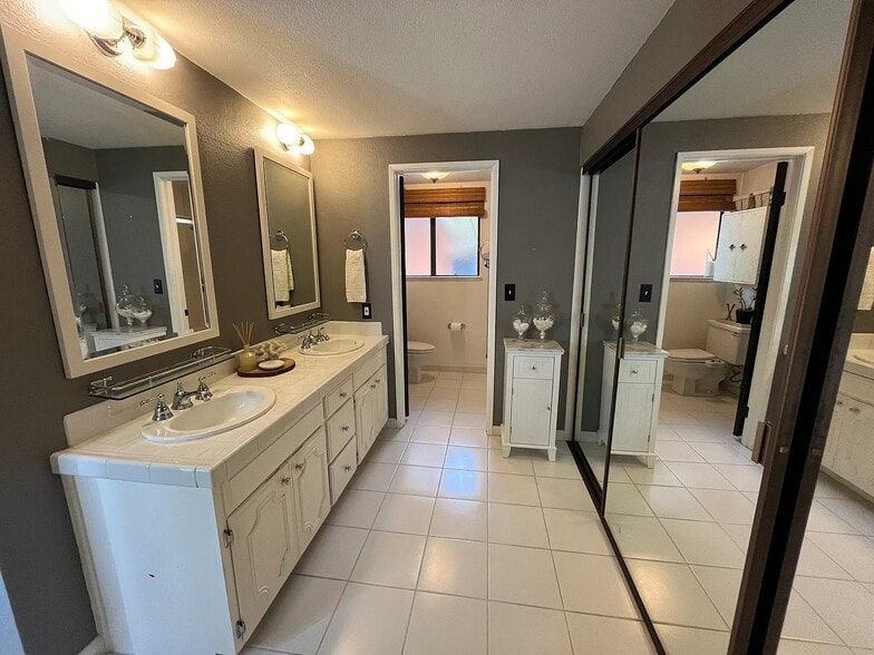 Primary bathroom - 413 La Quinta Ct