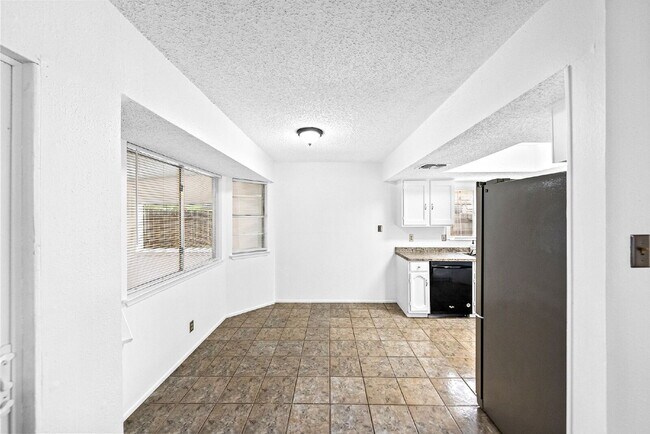 Building Photo - MINUTES FROM LACKLAND, MILES FROM BORING
