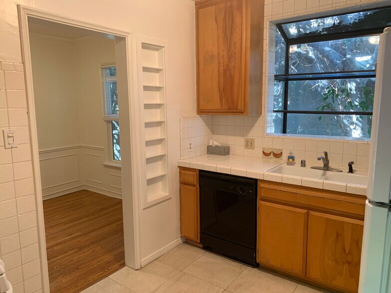 Building Photo - 412 N Doheny Dr