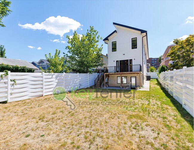 Building Photo - Modern 4-Bedroom, 4-Bath Home – Luxury Liv...
