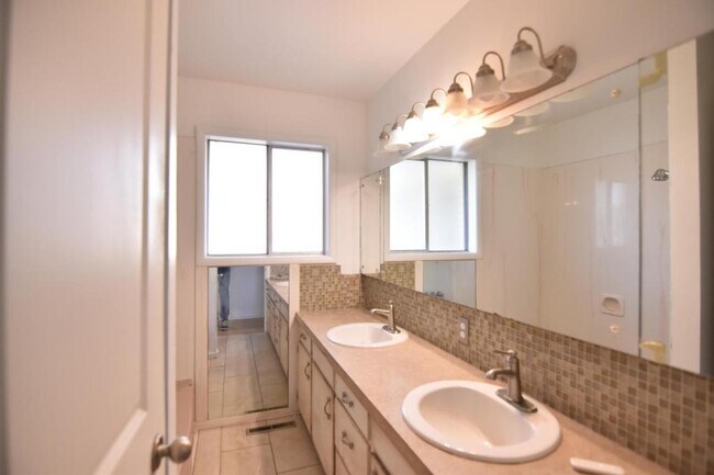 Building Photo - 1225 Melody Dr