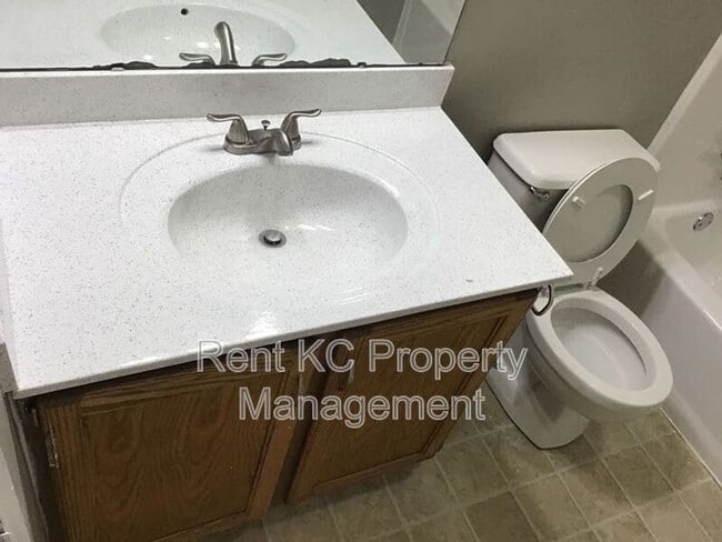 Building Photo - 208 W Meadow St