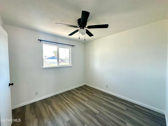 Building Photo - 4981 Winthrop Dr
