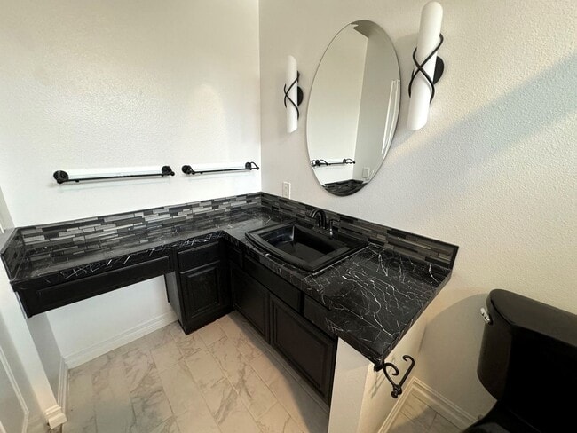 Building Photo - Quaint Home in Quiet East Ventura Neighborhood