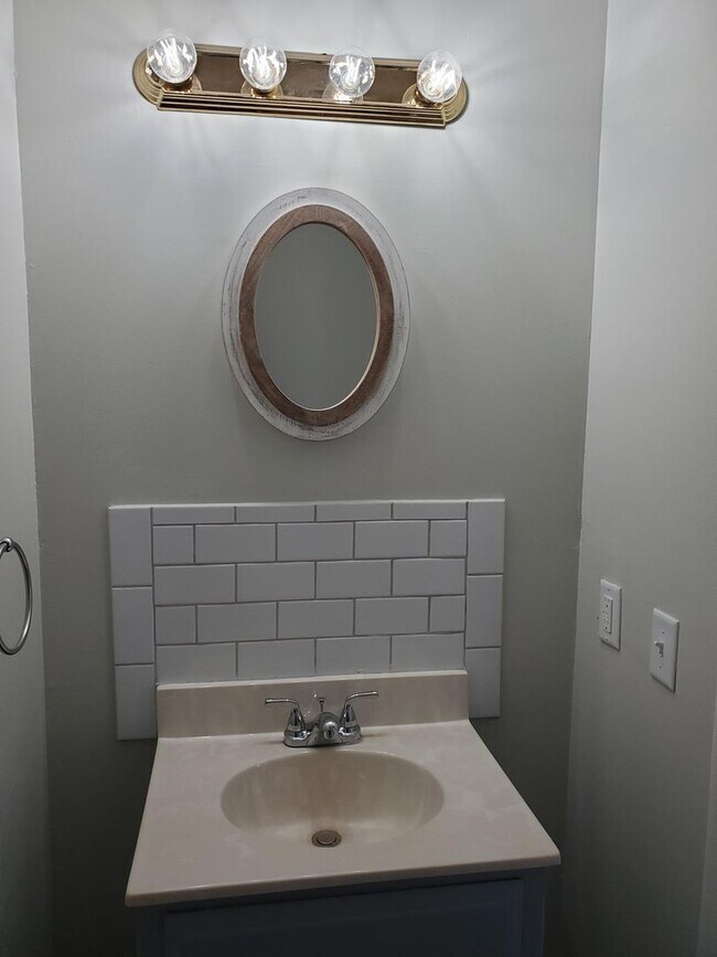 Building Photo - Like New 3 bedroom 1.5 bath  Ranch Near Kellogg and Rock