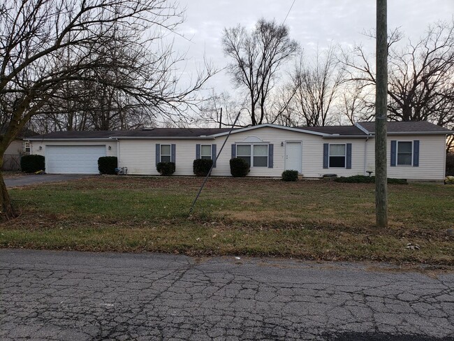 Primary Photo - Spacious 4-bedroom, 2 bath, 2 car garage w...