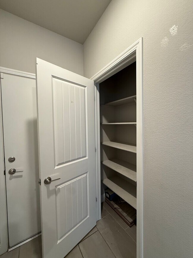 Building Photo - Charming 3-Bedroom Home in Family-Friendly 93727 Neighborhood