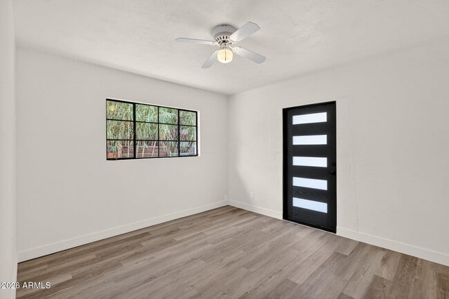 Building Photo - 1324 E Hall St