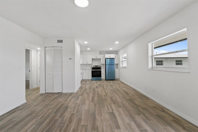 Building Photo - 1301 Emerald Terrace