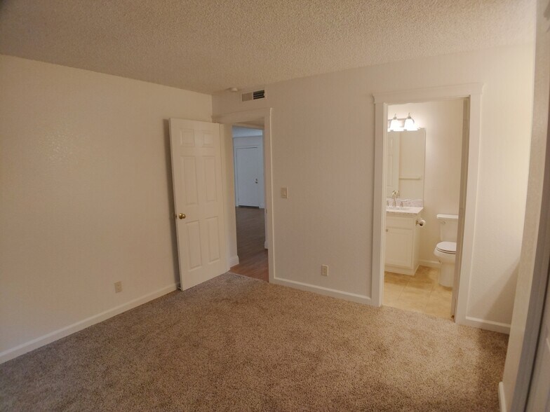 Building Photo - 1671 Bramble Pl
