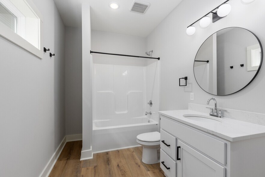 Building Photo - 1004 Diamond Ave NE