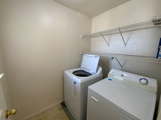 Building Photo - 3 Bedroom Home Available In Gated Communit...