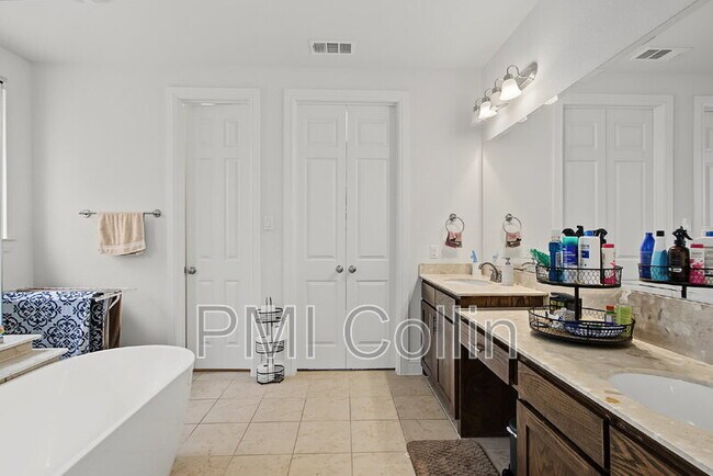 Building Photo - 8701 Fairway Ln