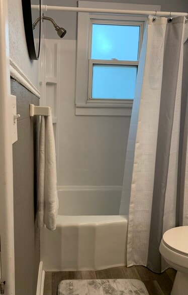 Full bathroom with Tub - 412 N 9th St