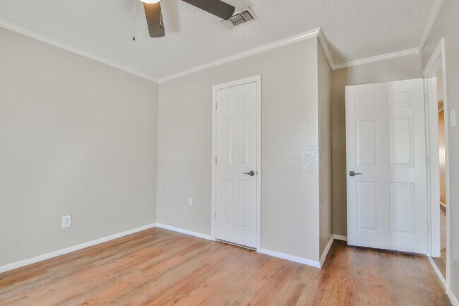 Building Photo - Spacious and Gorgeous 3/2 in Northwest Lub...
