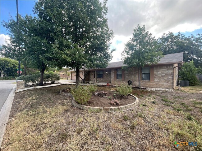Building Photo - 1346 Carnation Ln