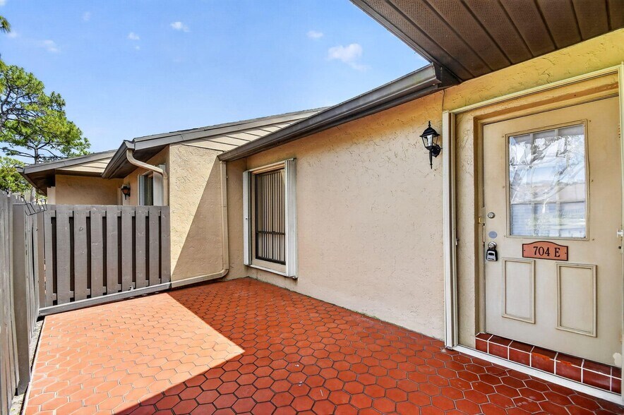 Building Photo - 704 Sunny Pine Way