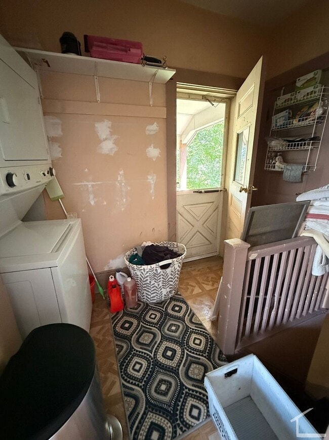 Building Photo - Beautiful Brighton townhouse with in unit laundry and included parking available 9/1/26