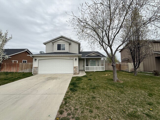 Building Photo - Brand New Floors! 3 Bed, 2.5 Bath Single Family Home