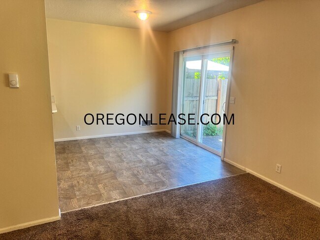 Building Photo - 3 bedroom North Eugene duplex home with full sized garage