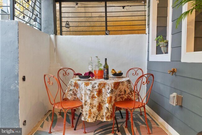 Building Photo - 210 Varnum St NW