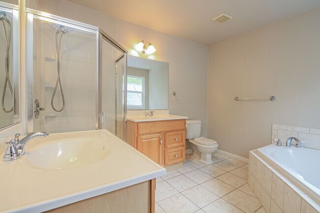 Building Photo - Move in Special! Ravensdale 3 Story,on shy...