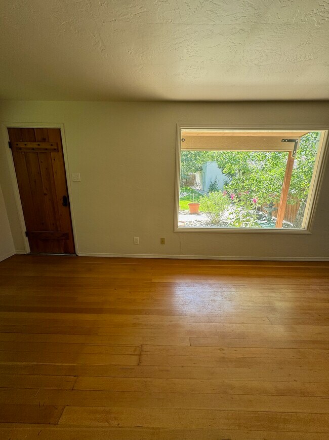 Building Photo - 978 E 5th Ave