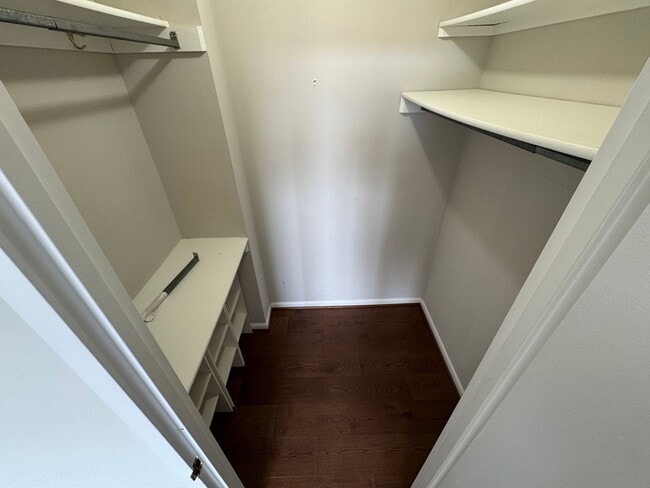 Building Photo - Bright and Spacious 1 Bed 1 Bath Condo With Balcony In Desired Skyline Plaza