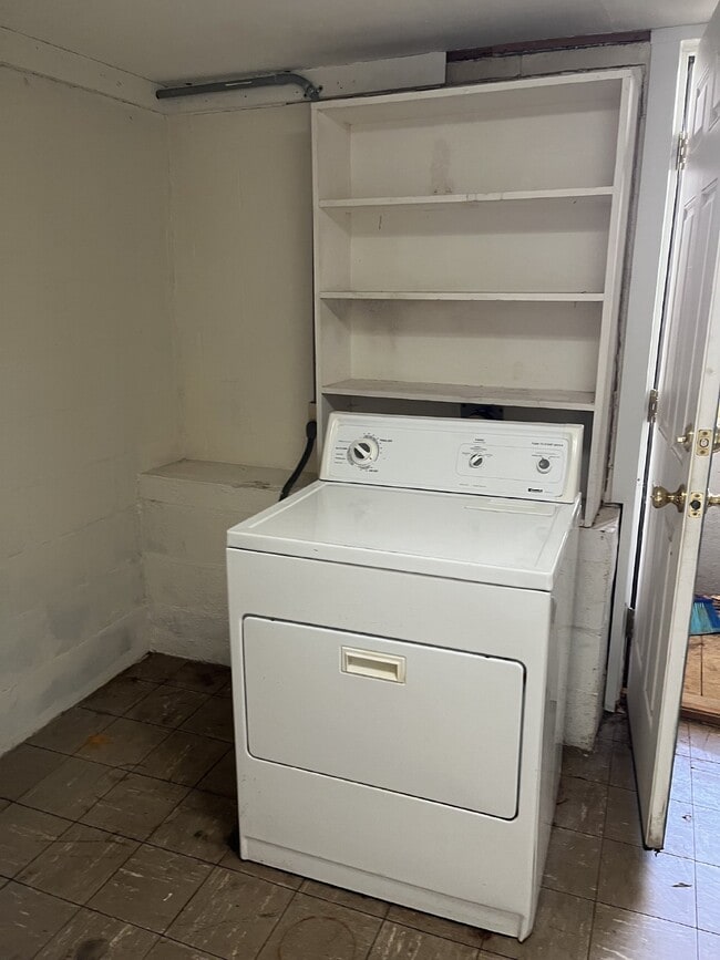 Building Photo - Charming 3-Bed Home with Hardwood Floors &...