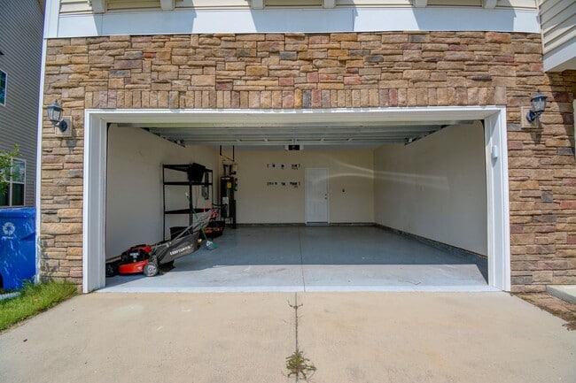 Building Photo - Gorgeous 5 Bedroom Home in Neighborhoods of Holly Ridge