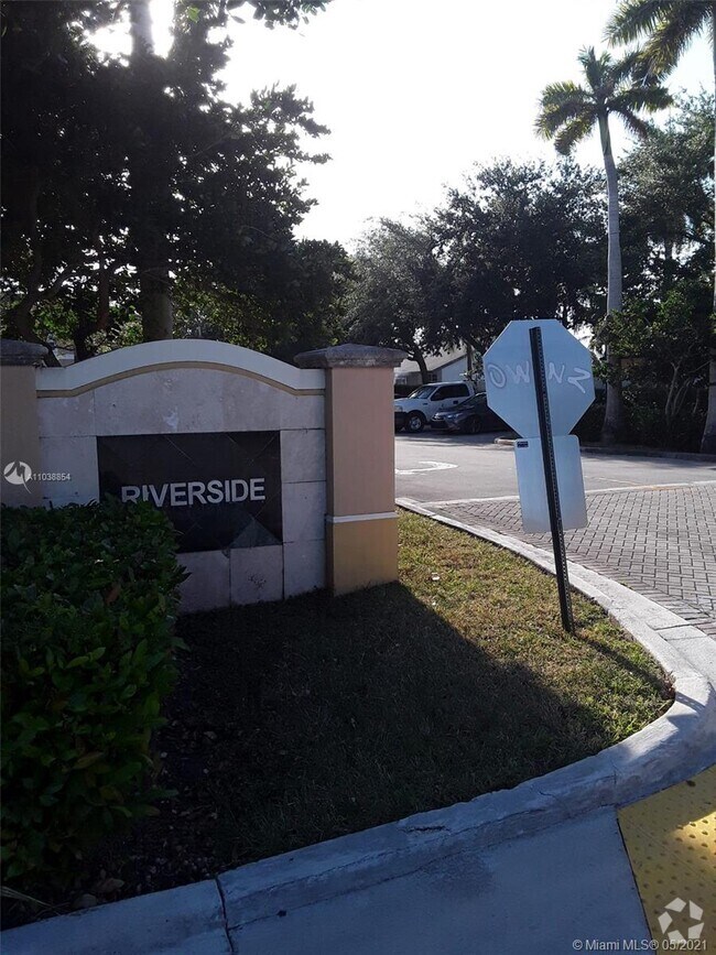 Building Photo - 5922 Riverside Ave