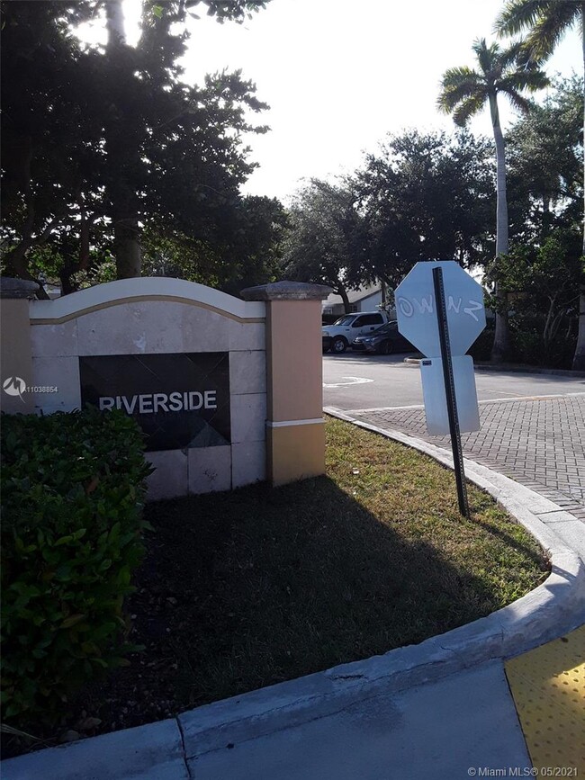Primary Photo - 5922 Riverside Ave