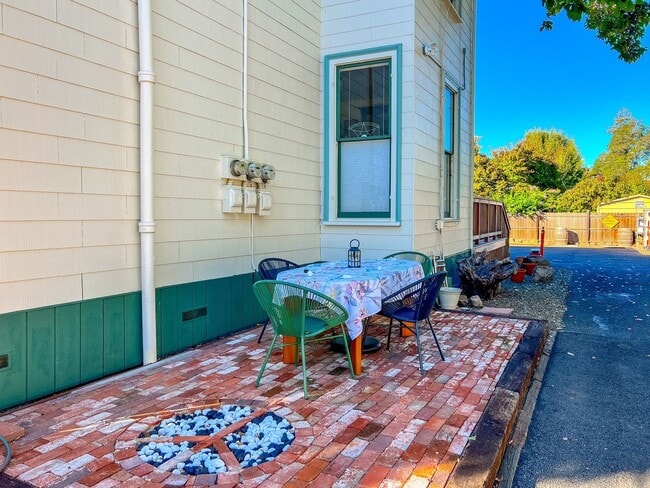 Building Photo - Modern Studio Apartment with Bonus Room, P...