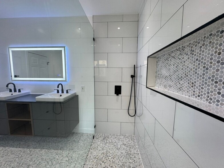 Building Photo - 2212 Linda Flora Dr