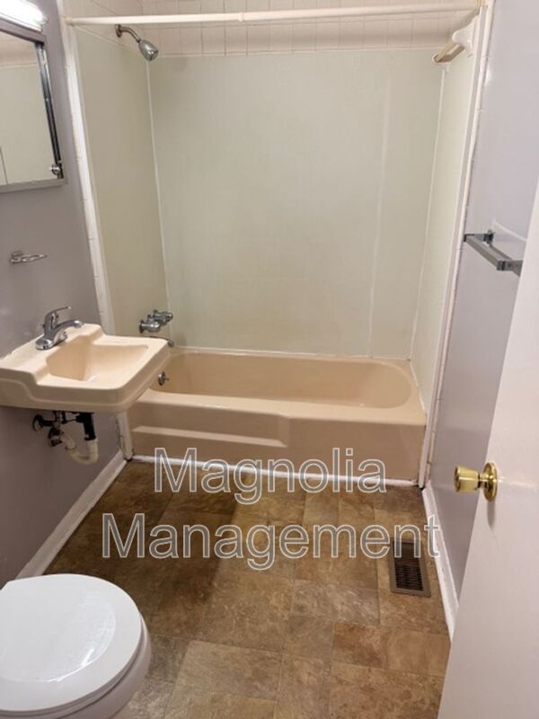 Building Photo - 1932 Oxford Rd