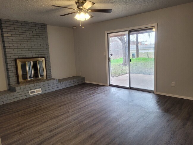 Building Photo - 400 Rosewood Dr