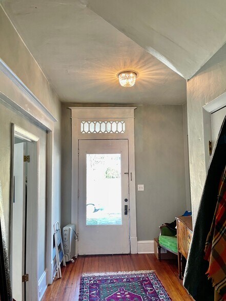 Building Photo - 422 Woods Ave SW