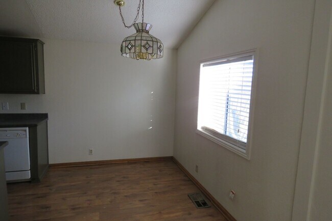 Building Photo - Quiet with Great Views! Available 11/1/25!