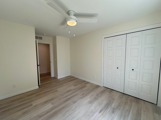 Building Photo - 2 Bedroom/1 Bath Duplex Available For Rent