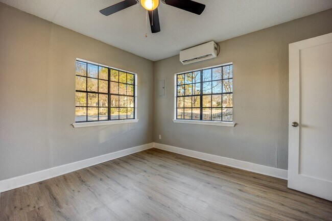 Building Photo - Freshly Updated 3 Bedroom House